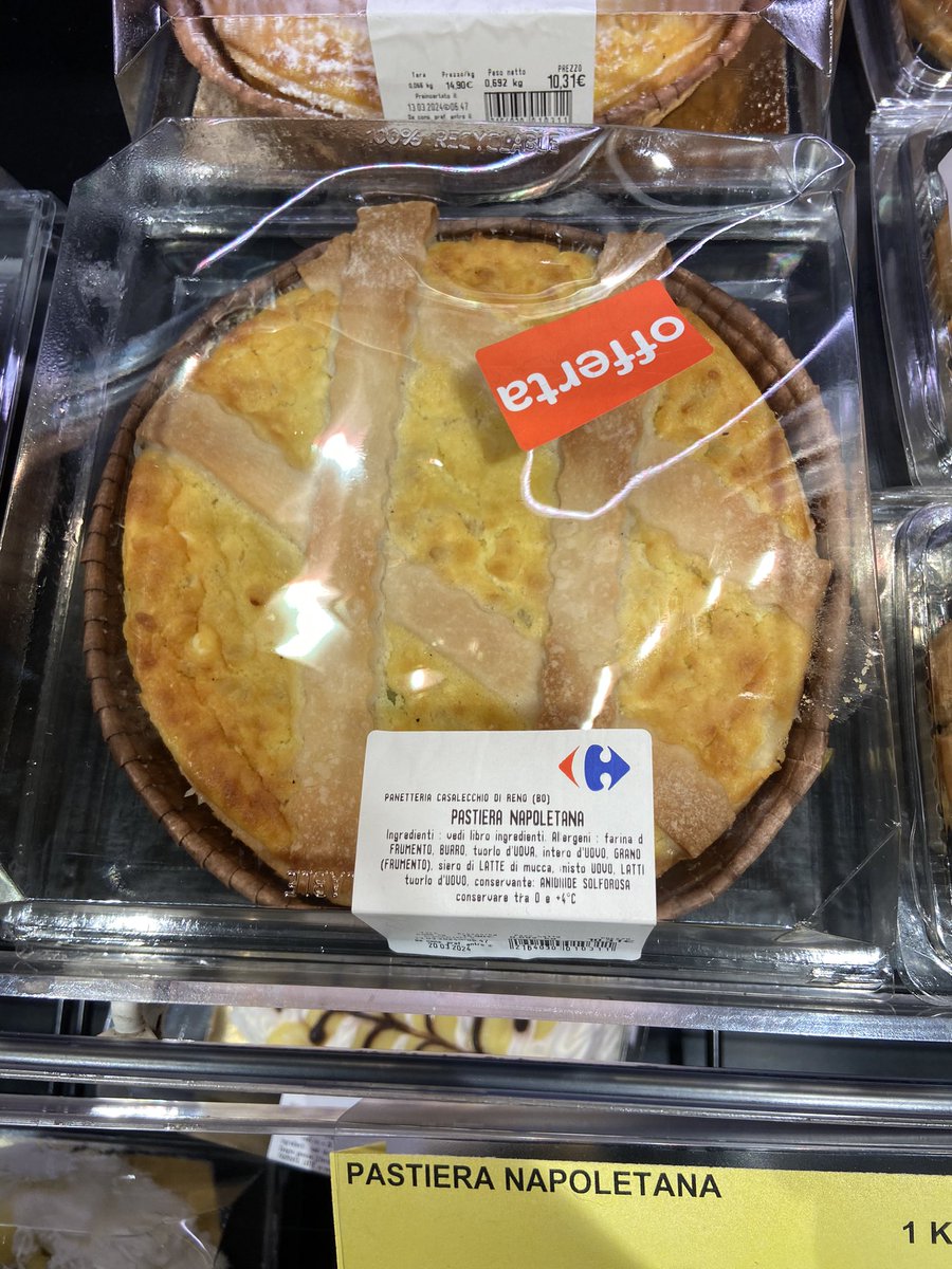 A beneficio di tutti, per onestà intellettuale, questa non è una #pastiera credo che il #carrefour volesse chiamarla “crostata di grano” sarà stato un errore 🥶. ⬇️ Non è una #pastieranapoletana sarebbe  illegale 🤣