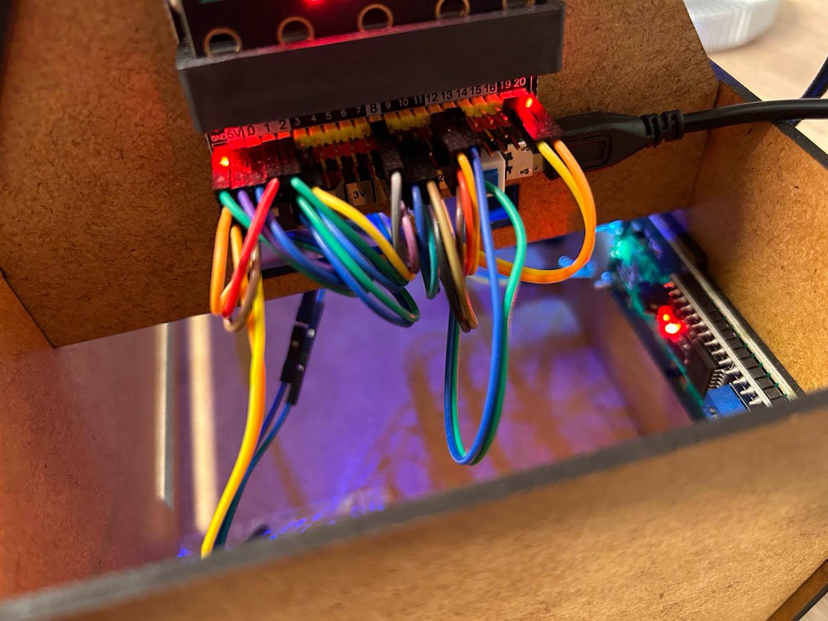 ThomasLeitgeb's tweet photo. Die Teilnehmer:innen bekommen alle Lernmaterialien, wie die #Robobox und das #SmartHome für die Dauer des HLG als Leihe. So gelingt auch unsere Onlinelehre in Exzellenz!
InnovationStartsHere https://t.co/JNX095AMYL