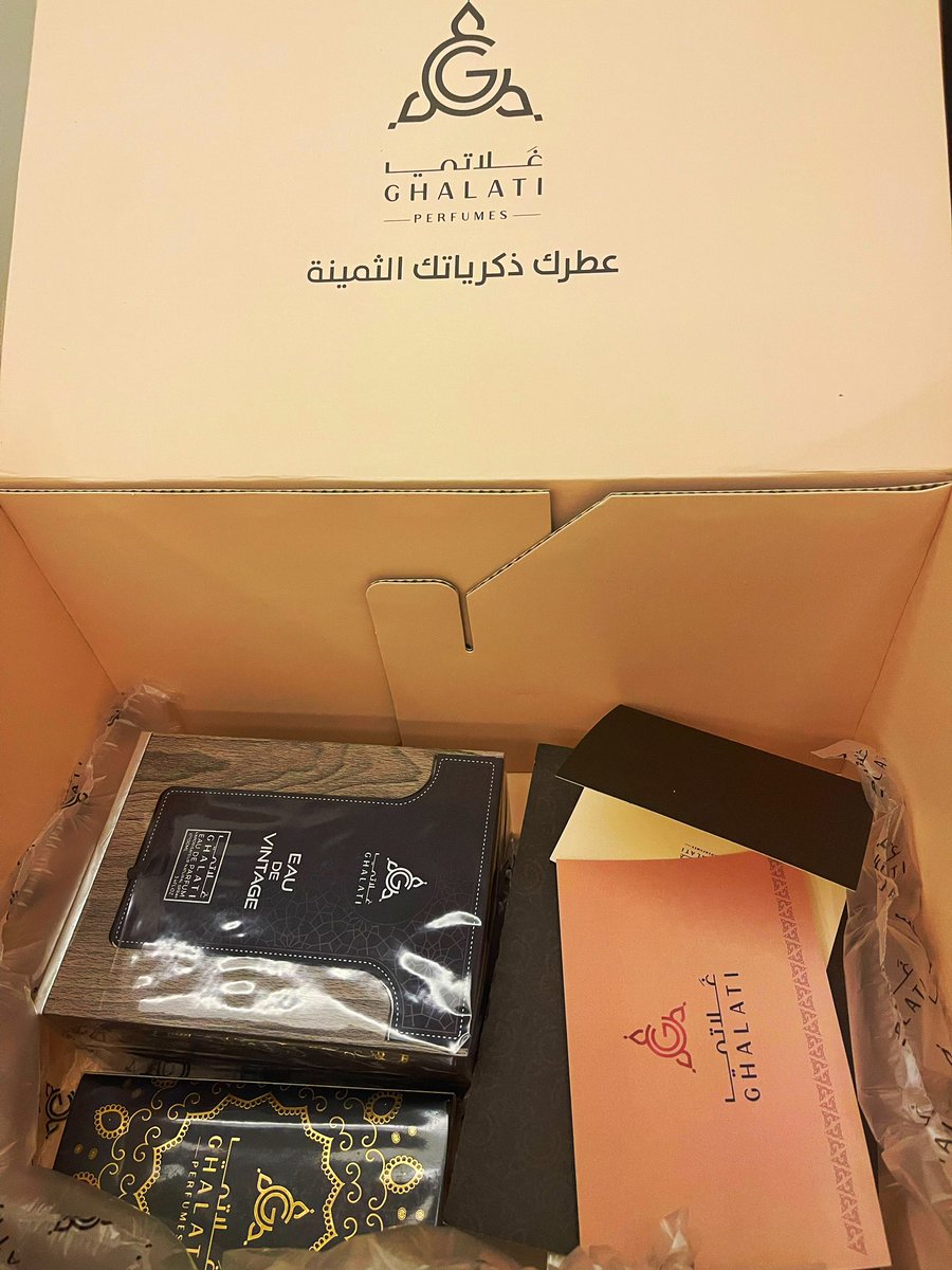 Hosni101R's tweet photo. تجربة شخصية ولأول مرة لعطور الدار السعودية الجميلة غلاتي @ghalati_perfume .. شكرا لكم من القلب .. مجموعة عطور نبدأها ب: 
عطر Vintage  للعطار أولاف لارسن سمعت عن هذا العطر وتابعت العديد من التقارير التي تتحدث عن العطر ومكوناته . وبالفعل النتيجه جدا رائعه وبمكونات افتتاحية من : البرغموت الحمضي و الزنجبيل و الزعفران و الراوند وبقلب عطري آسر من الورد و الياسمين و السوسن و زهرة البرتقال وقاعدة عطريه من الفتيفر الارضي و التونكا والمسك . الجميل فالعطر حبكة 
الروائح البارزة والتى تتكون من البرغموت و زبدة السوسن و الباتشولي . 
. العطر وكأنة رحلة ذكريات تعود بك الى الماضي الجميل بأسلوب راقٍ وجذاب.
1. تركيبة فاخرة وعالية الجودة، حيث تم اختيار المكونات بعناية لتتماشى مع روح العصور القديمة ولتعكس الأناقة الخالدة.

2. يعكس الأناقة الكلاسيكية، مما يضفي عليه طابعًا فريدًا ومميزًا.

3. توازن مثالي بين النفحات الحمضية المنعشة والزهور الفاخرة والقاعدة الدافئة والجذابة. هذا التوازن يعطي العطر تناغمًا فريدًا وجميلًا.

4. يتميز عطر "Vintage" بثباتية عالية، حيث يدوم لفترة طويلة على البشرة. هذا يعني أنك ستستمتع برائحته الرائعة طوال اليوم دون الحاجة إلى إعادة وضعه.

5. يعكس عطر "Vintage" جاذبية فريدة ويجذب الانتباه بسحره وأناقته. إنه عطر يترك انطباعًا قويًا ولا يمكن تجاهله.

عطر الثاني عطر يوتيوبيا جيست  للعطار Chris Maurice:
عطرخشبي حمضي ترابي منعش للجنسين مع ميله للجانب الرجالي، مناسب لجميع الأوقات والمناسبات، للعمل والمقابلات الوظيفية والاجتماعات الهامة، وممارسة الرياضة، ويعد هدية راقية لمن لا يعرف ذوقه في العطور، يمتاز بثبات وفوحان وجمال رائحة بمكونات جميله جدا فافتتاحية العطر من البرغموت و الجريب فروت و التفاح والاأناناس والفلفل الوردي والعرعر والكشمش الأسود وقلب عطر من ياسمين وباتشولي وخشب الأرز ونهايه عطرية ثابته من عنبر ومسك ، وحتما ستلاحظ بروز 
الأناناس والبرغموت وطحلب السنديان والأخشاب فالعطر. 
حتما ستكون هناك تجارب أخرى لهذه الدار 😊😊

 #رابطة_عشاق_العطور