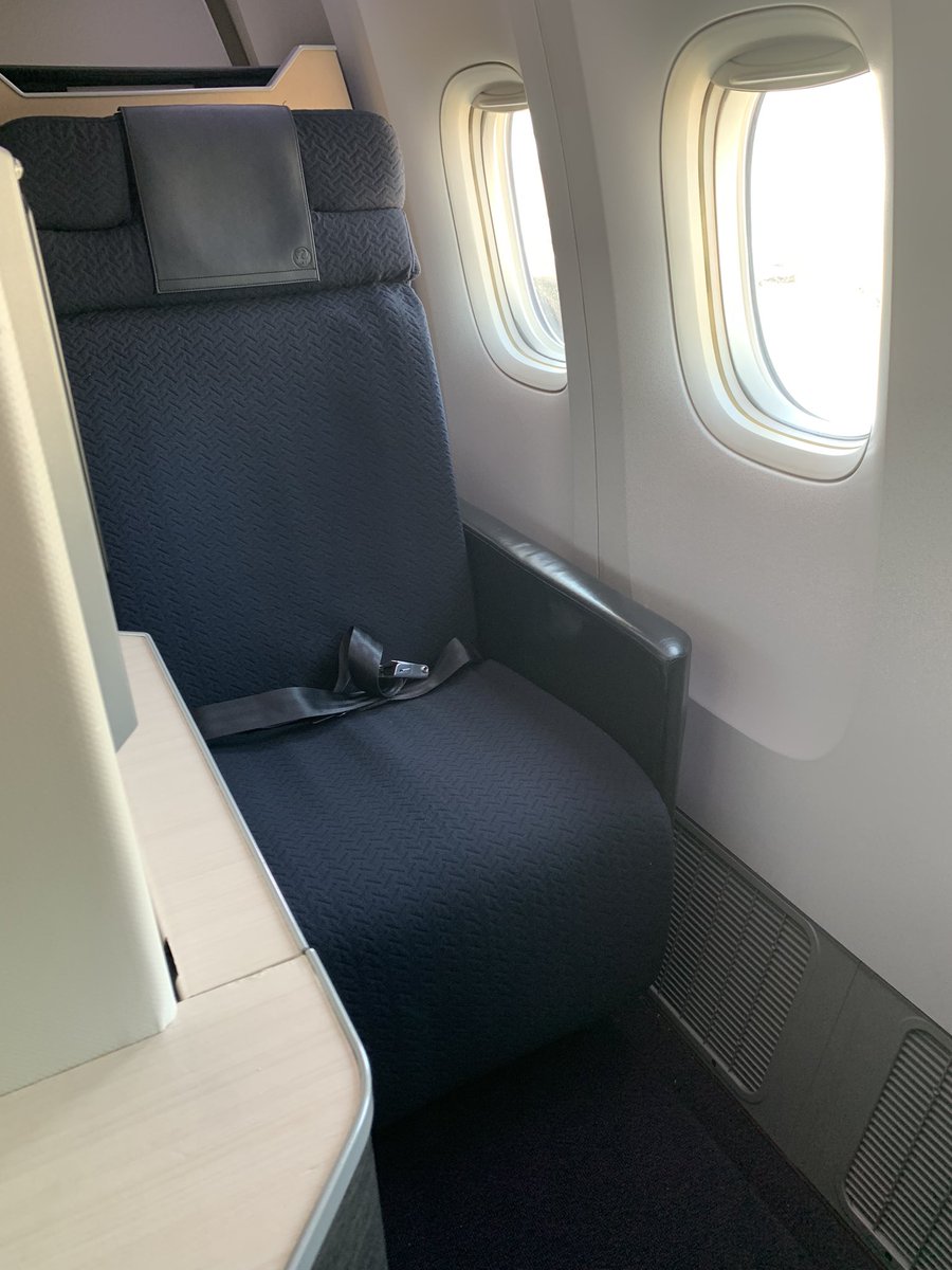 Q_railway_model's tweet photo. たまたま空いてたので特典航空券でＢ777-300ERのビジネスクラス席に https://t.co/CNeI79pHTT