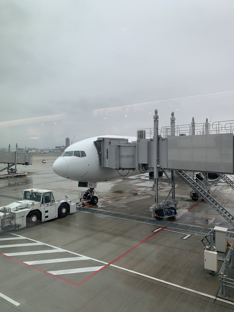Q_railway_model's tweet photo. たまたま空いてたので特典航空券でＢ777-300ERのビジネスクラス席に https://t.co/CNeI79pHTT