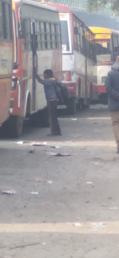 HarshSr21184936's tweet photo. फिर से चालू हुआ नाबालिक बच्चों से बाल मजदूरी कराने का धंधा, रेल बाजार थाना अंतर्गत झकरकटी बस अड्डे पुल के नीचे से लेकर टाटमिल चौराहे तक बस मे नाबालिक बच्चों से फटे पुराने कपड़े बिकवाए जा रहे हैं  आखिरकार जिम्मेदार अधिकारी क्यों नही दे रहे हैं ध्यान 
@Uppolice 
@kanpurnagarpol https://t.co/0clMFdwFTP