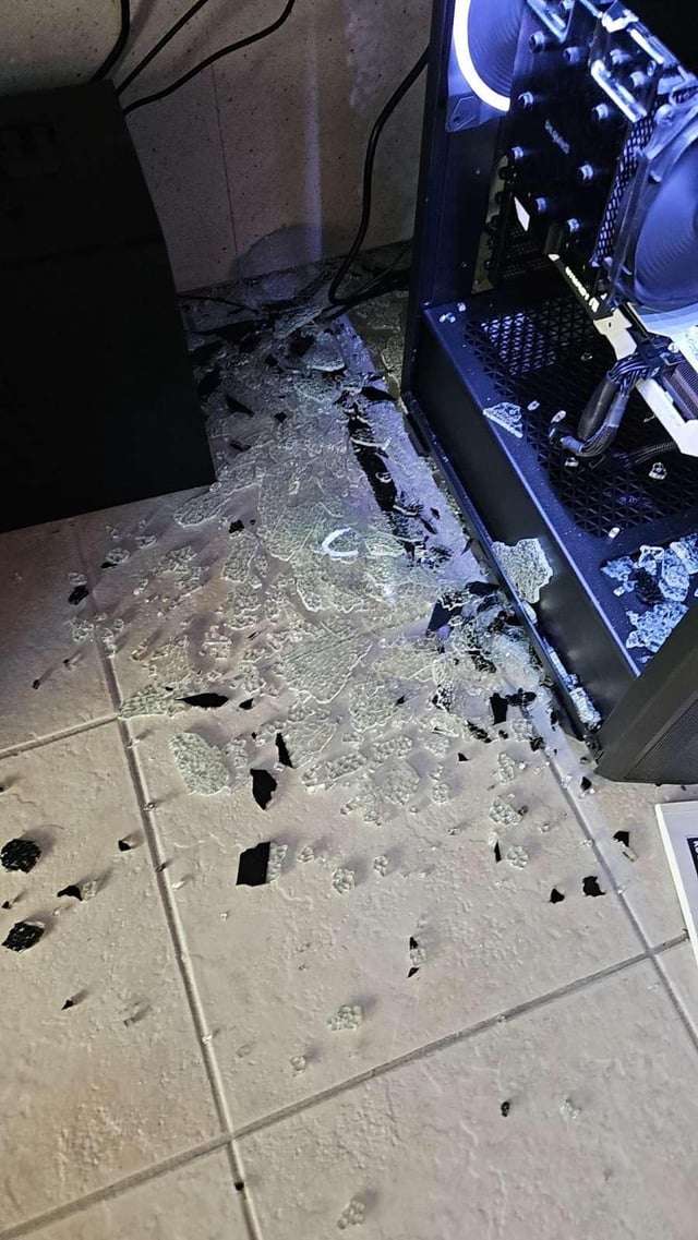 rountreelol's tweet photo. Got upset because my mom started pressing me about "growing up" and spending my time not on my computer for 12 hours

I freaked out at her and broke my headset and the glass to my case

I want to be #1 on valorant mom. You don't get it... https://t.co/4sdRoh3glY