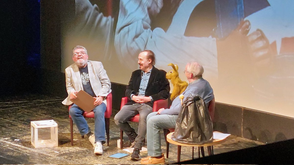 HELENLANGLEY3's tweet photo. Well #weekend made seeing the voice and puppeteer #nigelplaskitt #hartleyhare #JonathanKidd Thank you @TalkingPicsTV for a wonderful event 😀 https://t.co/5HsXyah8ga