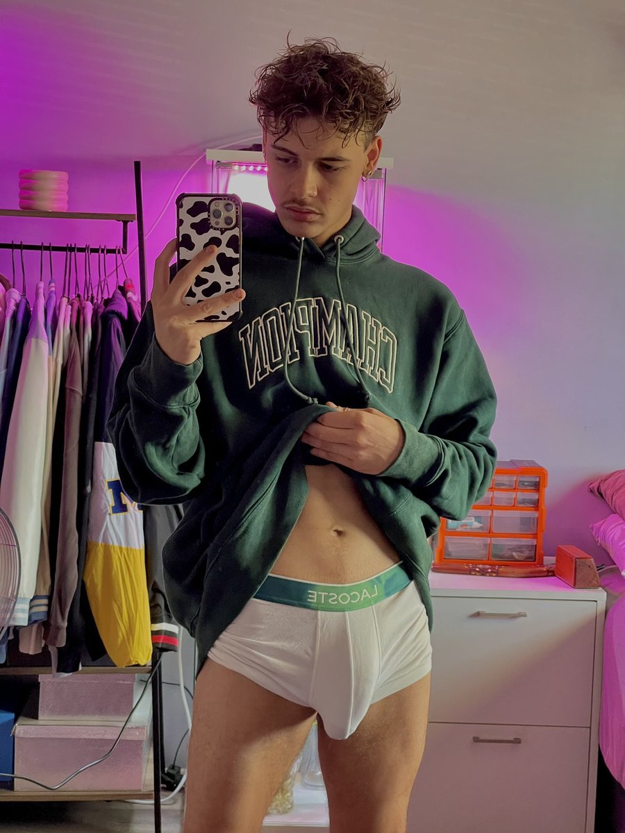 itscrispyychris's tweet photo. Retweet to spit on this thick cock 🤤💦 https://t.co/v1J4PQd3ZG