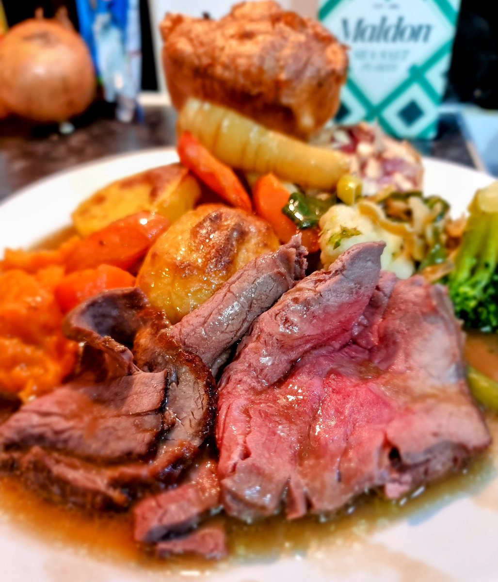 Roast Beef.
Cooked on the probe to 49°c core. Everyone had seconds 🥰
#pinkbeef 
#sundaylunch 
@maldonsalt