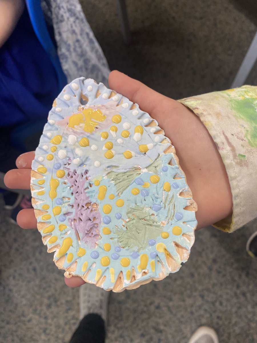 Year 3 ceramic workshop 2 this week. Pupils painted their floral impressions with spring coloured underglazes. Finished results soon after final firing. 😍<a href="/CastleNewnham/">Castle Newnham</a>