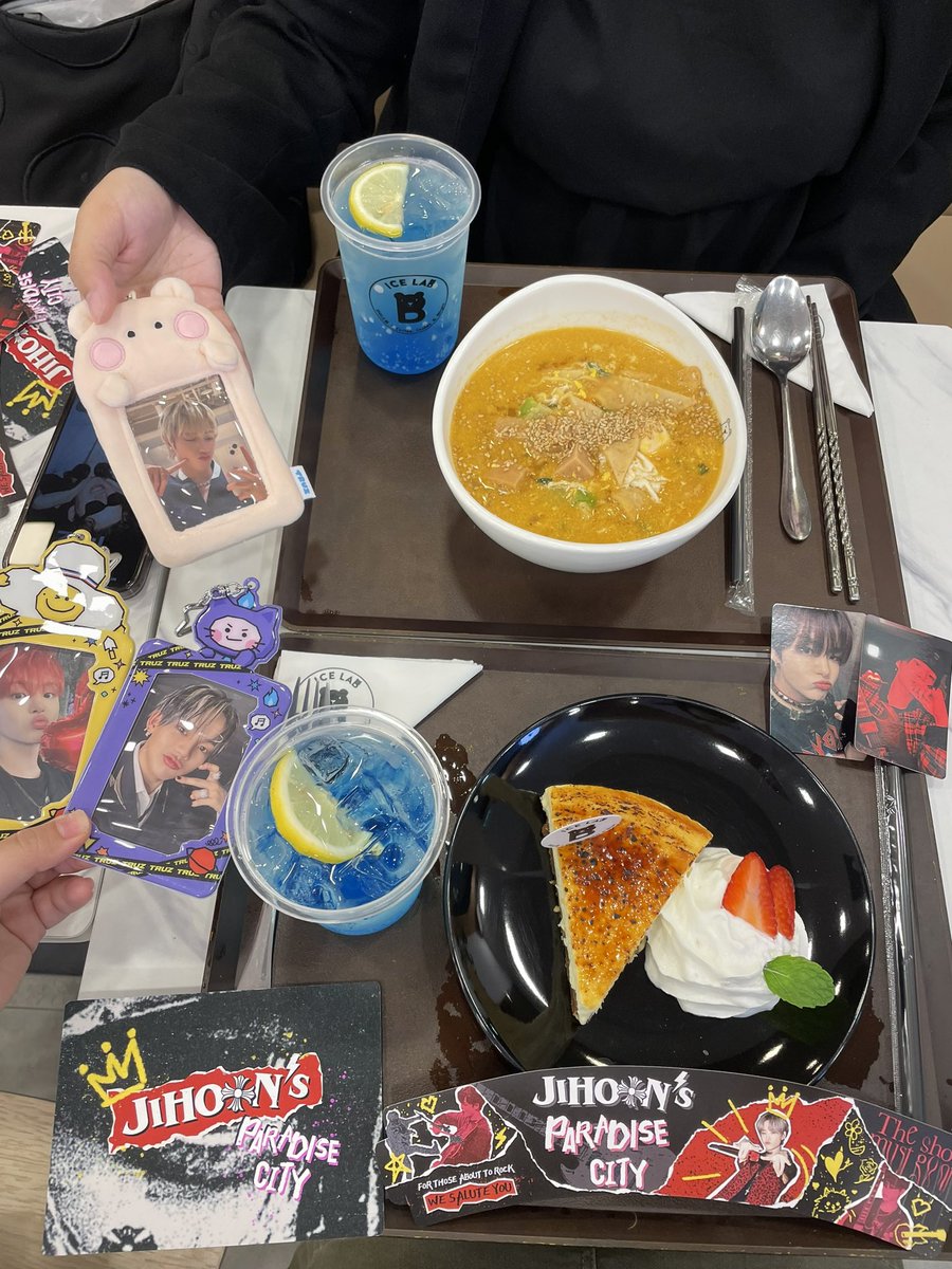 4HARUT0's tweet photo. another cafe event with @Michellensm it’s been awhile 🥰🥰

thank you admins for organising!! ❤️@ROCKONPJH_0314 

#JIHOONSPARADISECITY
#0314_믕후니랑_파라다이스 https://t.co/hBWLMFKdtg