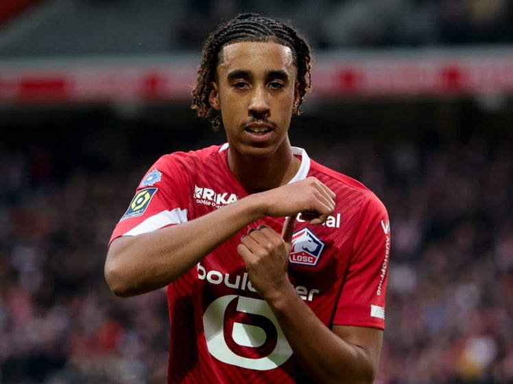 🚨💣 El Real Madrid solo piensa en Leny Yoro para cubrir el puesto de defensa central.

💰Si el Lille lo vende por un precio que el Real Madrid lo considera dentro de mercado, lo intentará fichar este verano.

👉🏼La prioridad del Real Madrid es Mbappé (firmado), Davies y por