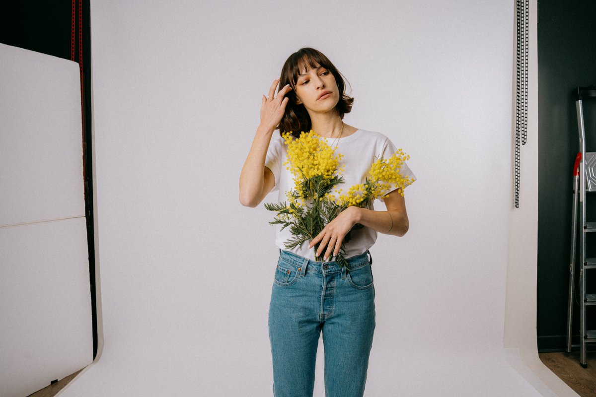 LeaAnoufa's tweet photo. Dimanche pluvieux alors j'en profite pour tester des looks super vintage sur mes photos et que j'aurais détestés à une époque mais en fait j'aime bien?? https://t.co/dZdWPo2CbI