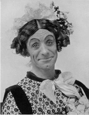“All the world's a stage, and most of us are desperately under-rehearsed.”
― Sean O'Casey 

...so improvise!!! - Andi Marchal 🍀🙃🍀

#IrishWriters 
#IrishWisdom 
#StPatricksDay 

🎭: Dan Leno as the #pantomime Dame in ‘Jack and the Beanstalk’, (1899)