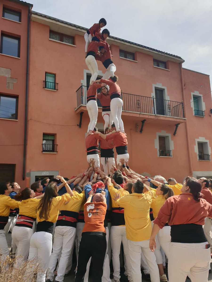 Avui hem actuat a la Diada d'inici a Santpedor, amb els nostres padrins <a href="/castsantpedor/">CastellersdSantpedor</a> i amb <a href="/DeMediona/">Castellers de Mediona</a>!
Hem començat amb un pd4
A primera ronda descarreguem el 3d6
A segona ronda fem 2id4d6
A tercera ronda fem un pd4ps
I acabem amb pd4
Moltes gràcies a tothom per fer pinya 💪❤️