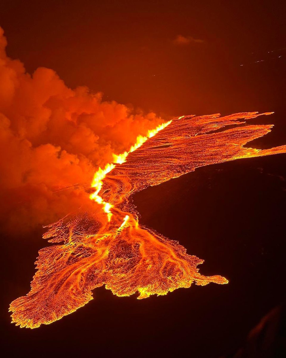 JShadab1's tweet image. Some incredible scenes from last night
#Iceland #eruptions #reykjanes #grindavik #Svartsengi #volcano #Icelandvolcano
