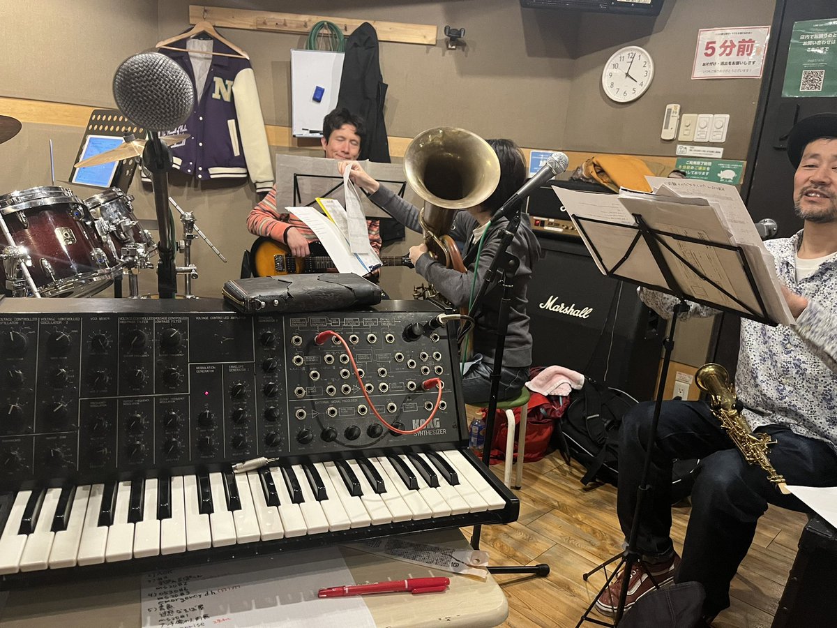 来週の日曜は久し振りの企画ライブです
わしのバンド、珍しく沢山曲を演奏するので、練習してみたらみんな超へばってた…死ぬ気でやります！
バリントニスモ！
2024.3.24阿佐谷 天
open/start19:00/19:30
¥1800（+1d）
saitto elettrico good sound
ビックE
怪獣墓場（佐伯武昇perc、みっくba）