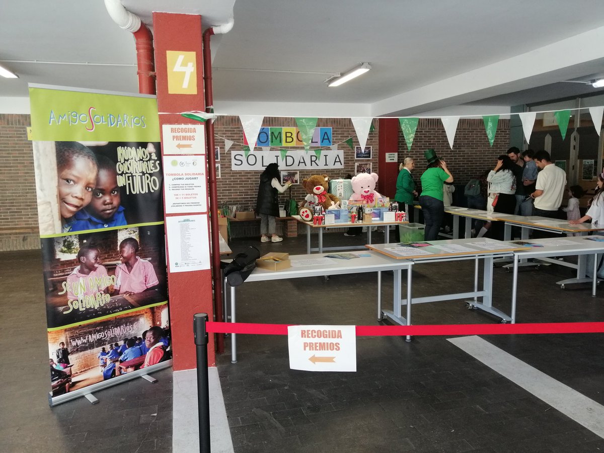 Hemos tenido la suerte de compartir la mañana con el <a href="/StPatricksSS/">St. Patrick's English School</a> y su Tómbola solidaria. 
Gracias a todos, profesores,padres, alumnos,Equipo Social Action por vuestro compromiso y solidaridad.
Lo recaudado irá íntegro a nuestros Proyectos Omukisa y Preescolar Daniella.
Gracias!