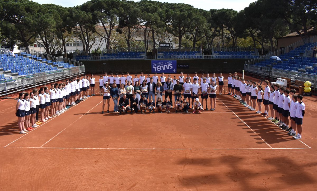 Acabem la jornada amb la foto de família després de l'acte d'entrega de trofeus de les Finals de la Fase I del 103è Campionat Social de Tennis. 📸🎾