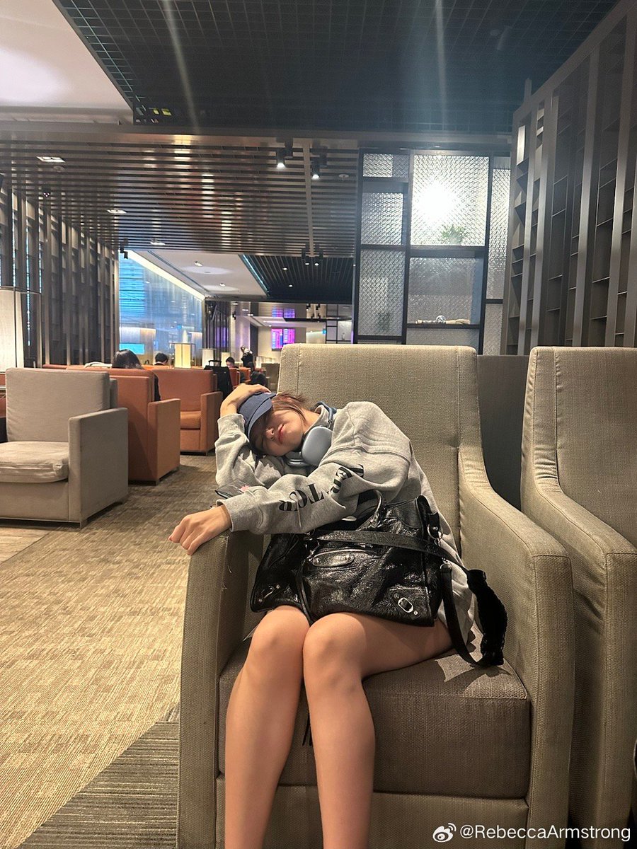 becbec4eva's tweet photo. Her OOTD in Singapore 🥰

#Beckysangels https://t.co/p5uMd0wSuc