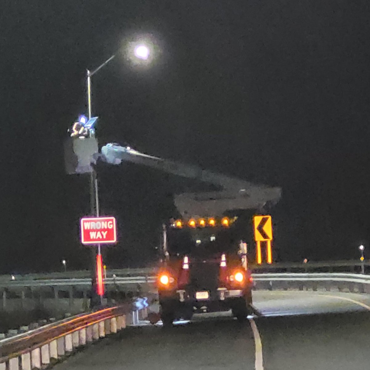 CTDOTOfficial's tweet photo. We continue installing wrong way driver detection systems around #Connecticut to prevent crashes from happening. Last week crews were working in Orange on I-95 Exit 41 and Newtown on I-84 Exit 10. We now have nearly 40 off-ramps with this life-saving technology with more coming. https://t.co/xb0wnVeBK7