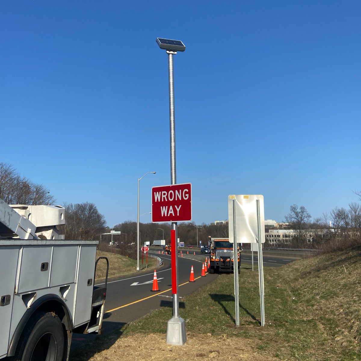 CTDOTOfficial's tweet photo. We continue installing wrong way driver detection systems around #Connecticut to prevent crashes from happening. Last week crews were working in Orange on I-95 Exit 41 and Newtown on I-84 Exit 10. We now have nearly 40 off-ramps with this life-saving technology with more coming. https://t.co/xb0wnVeBK7