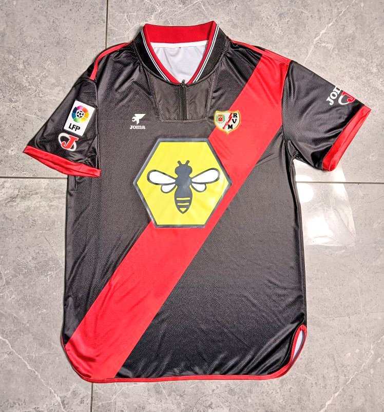 RaulGlezP_'s tweet photo. ⚡️ 𝐒𝐎𝐑𝐓𝐄𝐎 ⚡️

@guru_deporte2 comienza con la preventa de la camiseta de la temporada 2000-01. 

🔴⚪ Quieren regalar una camiseta del Rayo entre todos aquellos que:

- Hagan RT aquí.
- Sigan a @guru_deporte2.

🙌🏼 Menciona si quieres a algún amigo para doble participación. https://t.co/6yod7FuVcD