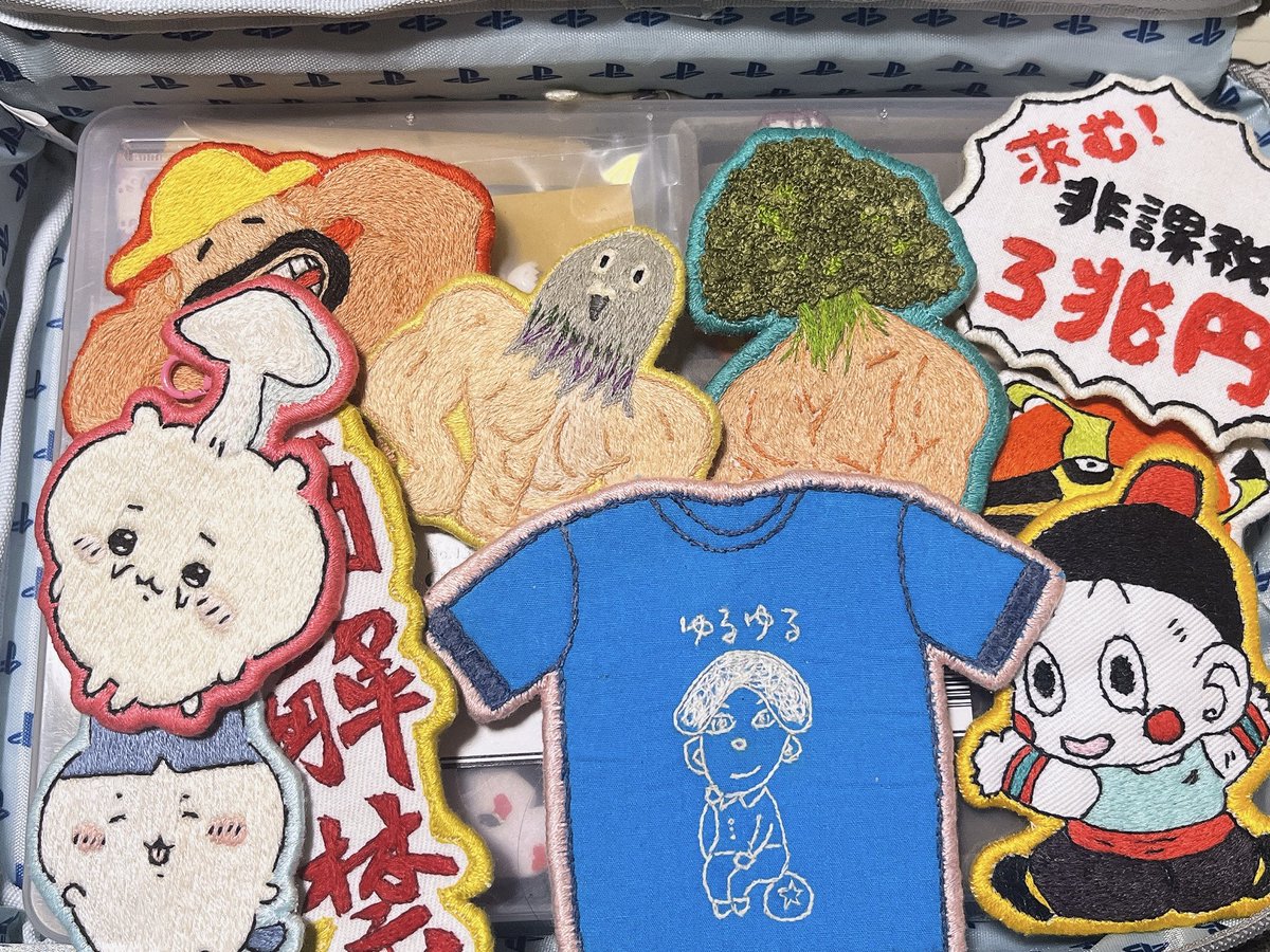 無くしたと思ってたブローチたち出てきた。その中にゆるゆるTあって笑っちゃった😂束の間の一花、こっちの地域ではリアタイ出来なかったんだよな。 