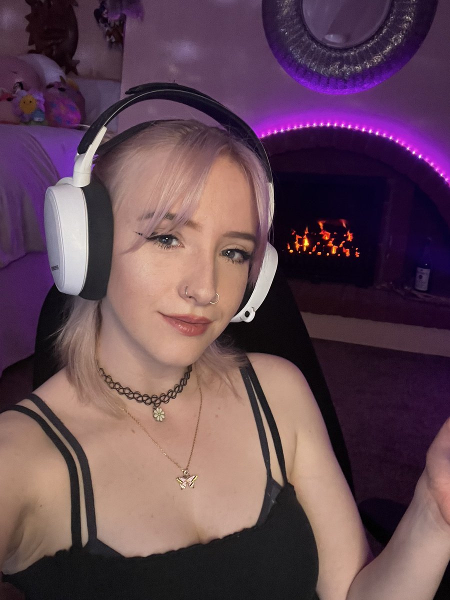DaisyFxo_'s tweet photo. I’m live on twitch attempting some world records on Cold War zombies!! Come join!! 
https://t.co/ZuOvPaaa6o https://t.co/IvyLuOvU1M