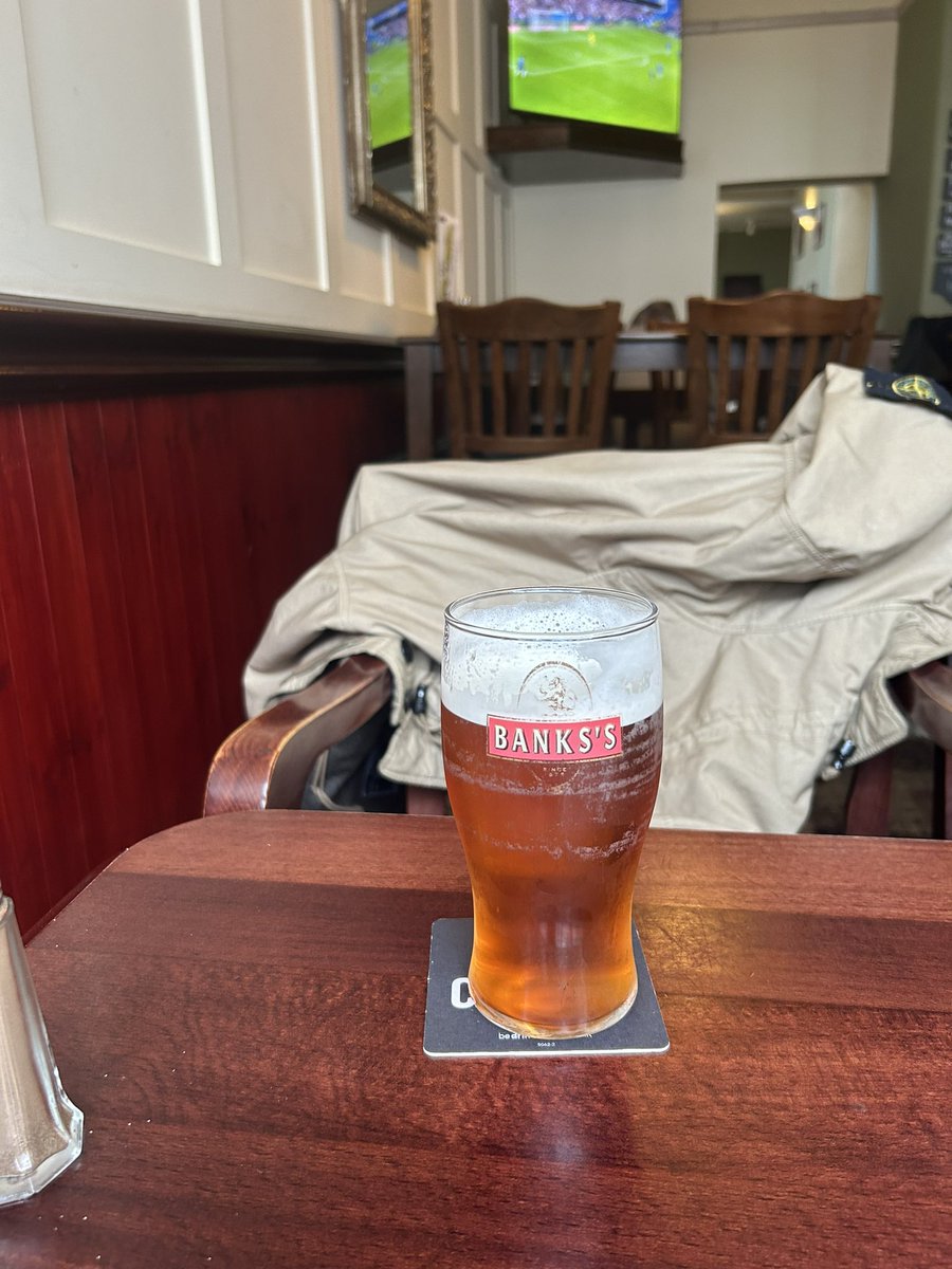 griffwebber's tweet photo. Something a bit different for me today #topdrop adi bern 2019 are better than the 14s as well 😉 #pubcarpets #cheers https://t.co/rxMdxxqF4G