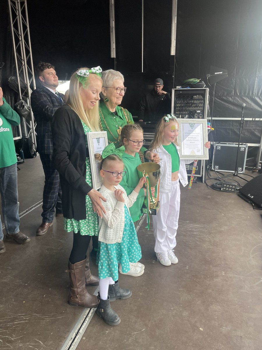 Happy St Patrick’s Day from #Leeds! Congratulations to the @StPatsLeeds on the 25th Parade, led this year by Leeds legend Rob Burrows . The sun is shining on a sea of green at Millennium Square ☘️🌈🌧️