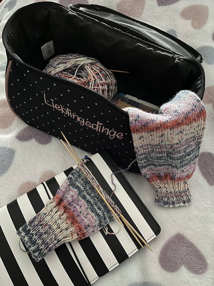Alex_Strickt's tweet image. Mein heutiges Update….
Die erste ist fertig, die zweite auf der Nadel.
#stricken #sockenstricken #knitting #knittedsocks