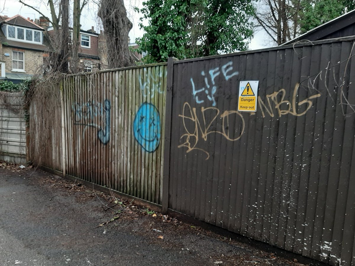CllrAndrewSteed's tweet image. Reported and sorted. Let us know if there is graffiti that needs to be removed. @LibDems @southfieldlibdems #libdemaction