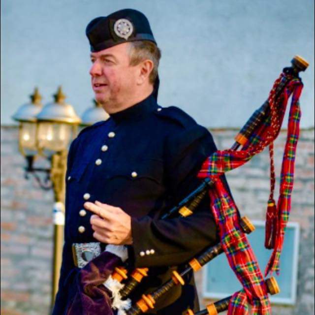 On Tuesday 7 till 9 on 3bsradio I have bag piper Richard Jasper as a special guest. We will be discussing bag piping and how he got to appear on Downton Abbey. 

 #Buckingham  #BagPipes #MiddletonCheney #BanburyAndDistrictPipeBand  #Edinburgh  #AustinSXSW #Tbilisi #DowntonAbbey