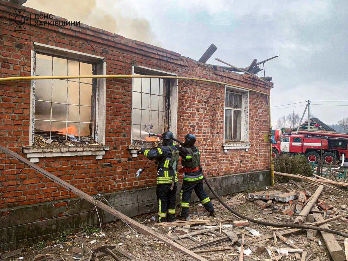 This was an emergency medical point in the village of #Chuhuiv #Kharkiv region. This morning🇷🇺missile ruined it. 2 health workers were injured. The blast damaged ambulances&residential buildings nearby. 🇷🇺kills and injures🇺🇦civilians&cynically targets medical personnel&facilities