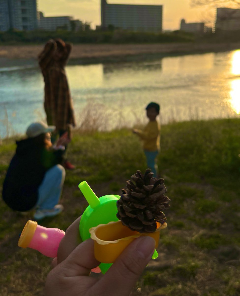 maitwo_3's tweet photo. まつぼっくり。シャボン玉。夕焼け。おともだち。子ども。ご機嫌が詰まった1枚☺️ https://t.co/PEHY38qH2q