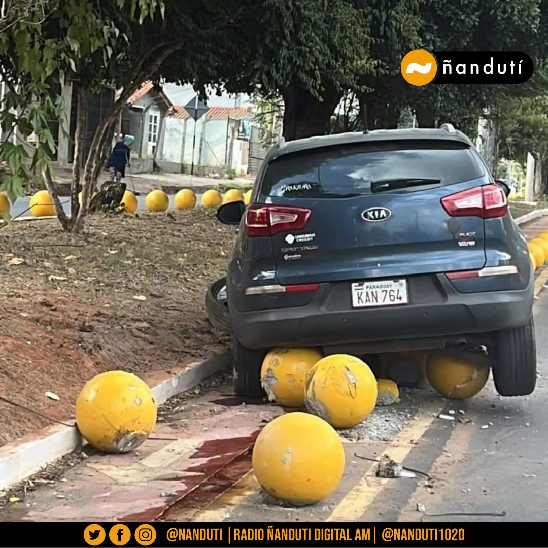 nanduti's tweet photo. Los bolardos en San Lorenzo nuevamente hicieron de las suyas 😅

▪️Una persona chocó contra los objetos que dividen la calle de la bicisenda

▪️El vehículo se encuentra registrado a nombre de una mujer, aunque la conductora abandonó el rodado

#1020AM https://t.co/I0dDuLkDqu