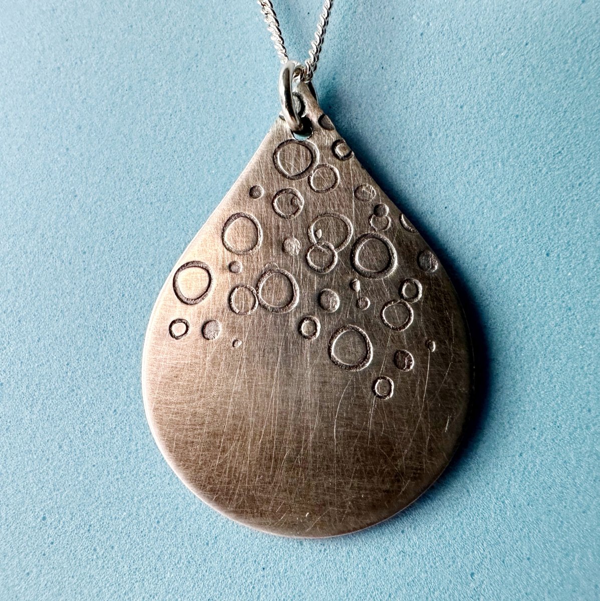 MaisyPlum2's tweet photo. Sterling Silver Teardrop Necklace https://t.co/PEIjAzW1Vb #Etsy #MHHSBD #UKCraftersHour #ShopIndie #MaisyPlum #Handstamping https://t.co/xDqGXaYgOq