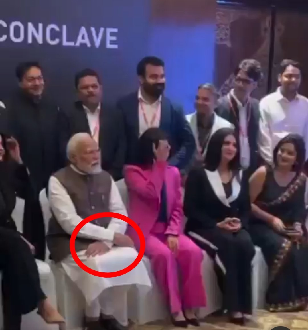 see how alert modi ji is?
Kept his hands crossed on his knees whole time while getting photographed with women reporters? 
that's the reason for 
#PhirEkBaarModiSarkar  

#IndiaTodayConclave2024 
 #LokSabhaElection2024