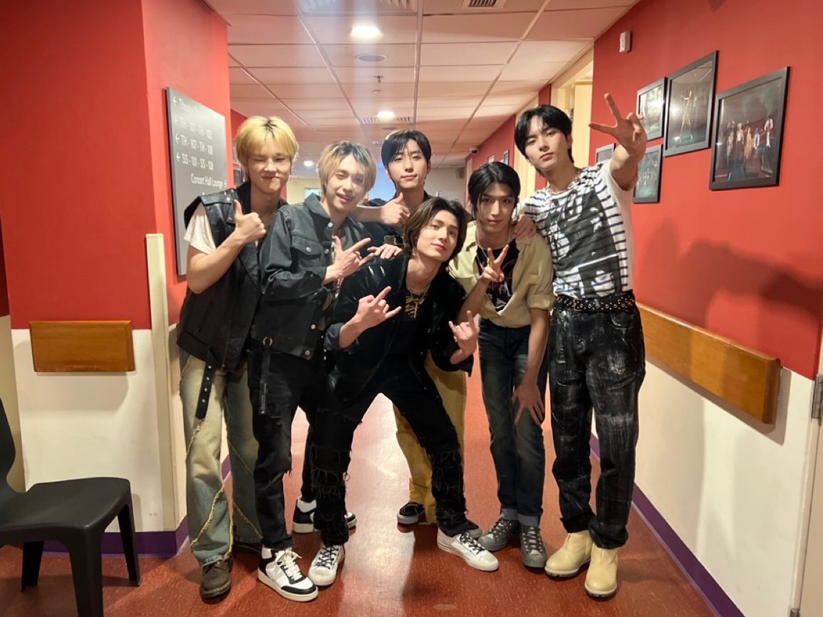 XH_official's tweet photo. [ #Xtra_Scenes ]

Villains in Singapore😈
The concert vibes were unreal😎
Feeling grateful for such an amazing crowd🙏

#XdinaryHeroes #엑스디너리히어로즈
#BreaktheBrakeWorldTour
#WE_ARE_ALL_HEROES https://t.co/vwk9YWBJGe