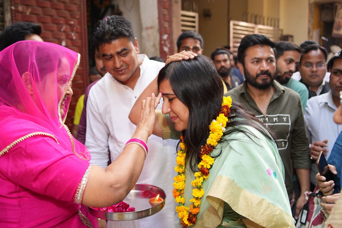 BansuriSwaraj's tweet photo. आज नई दिल्ली लोकसभा क्षेत्र जमरुदपुर गाँव में जनसंपर्क के दौरान सम्मानित बड़े बुजुर्गों, माताओं, बहनों तथा स्थानीय निवासियों के साथ संवाद किया तथा उनका स्नेह, समर्थन और आशीर्वाद प्राप्त किया। 

इस कार्यक्रम के सफल आयोजन के लिए श्रीमती @shikharaibjp जी का हृदय से आभार।

#AbkiBaar400Paar 
#AbkiBaarPhirModiSarkar 
#ModiKaParivar