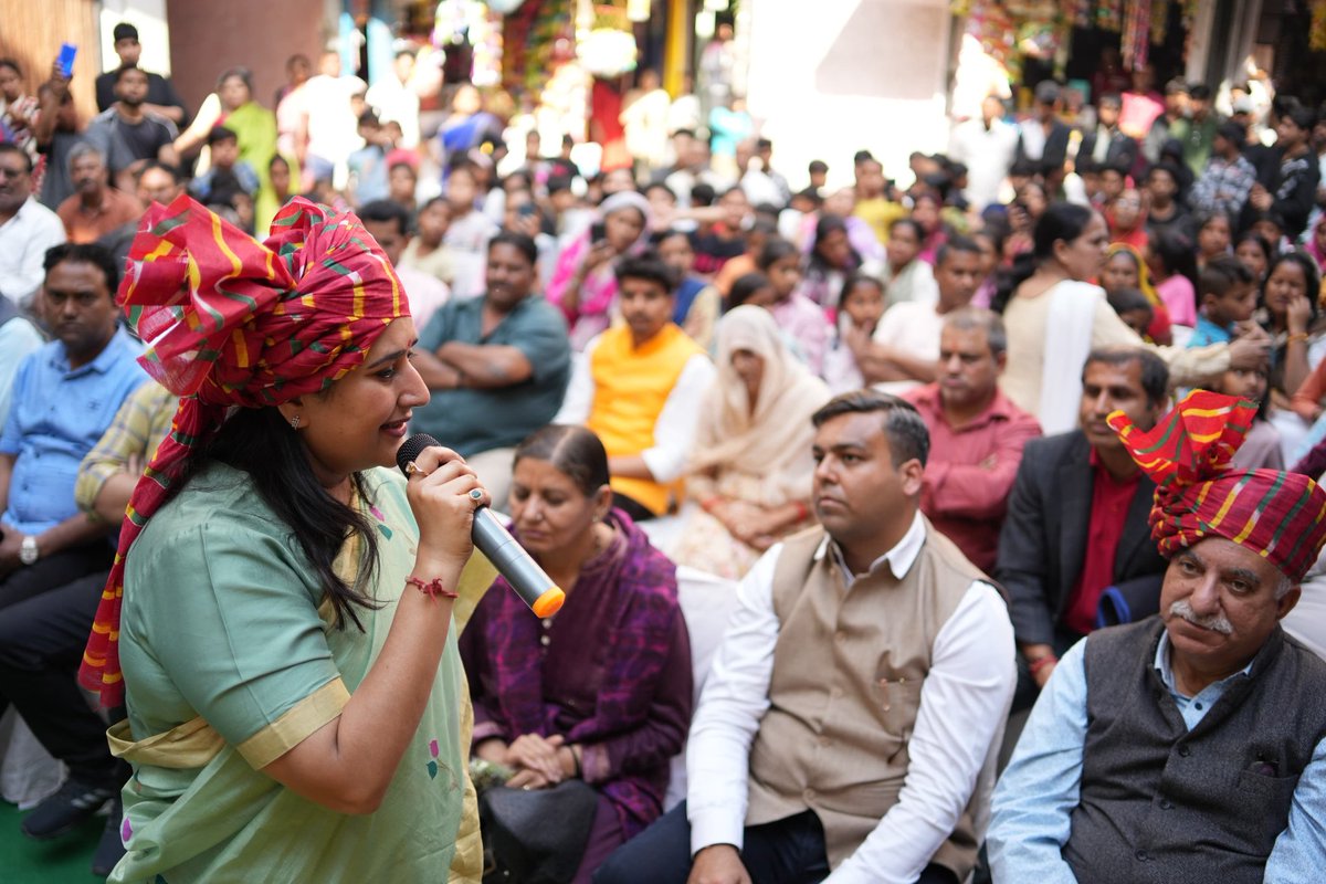 BansuriSwaraj's tweet photo. आज नई दिल्ली लोकसभा क्षेत्र जमरुदपुर गाँव में जनसंपर्क के दौरान सम्मानित बड़े बुजुर्गों, माताओं, बहनों तथा स्थानीय निवासियों के साथ संवाद किया तथा उनका स्नेह, समर्थन और आशीर्वाद प्राप्त किया। 

इस कार्यक्रम के सफल आयोजन के लिए श्रीमती @shikharaibjp जी का हृदय से आभार।

#AbkiBaar400Paar 
#AbkiBaarPhirModiSarkar 
#ModiKaParivar