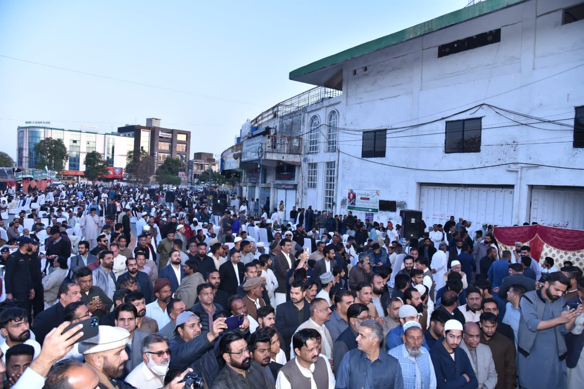 مودی اس وقت سازش کر رہا ہے انڈیا میں اگلے سال الیکشن ہیں وہ کشمیر کی آڑ میں الیکشن جیتنا چاہتا ہے ہم نے مل کر مودی کو  اس  سازش میں ناکام و نامراد کرنا ہے