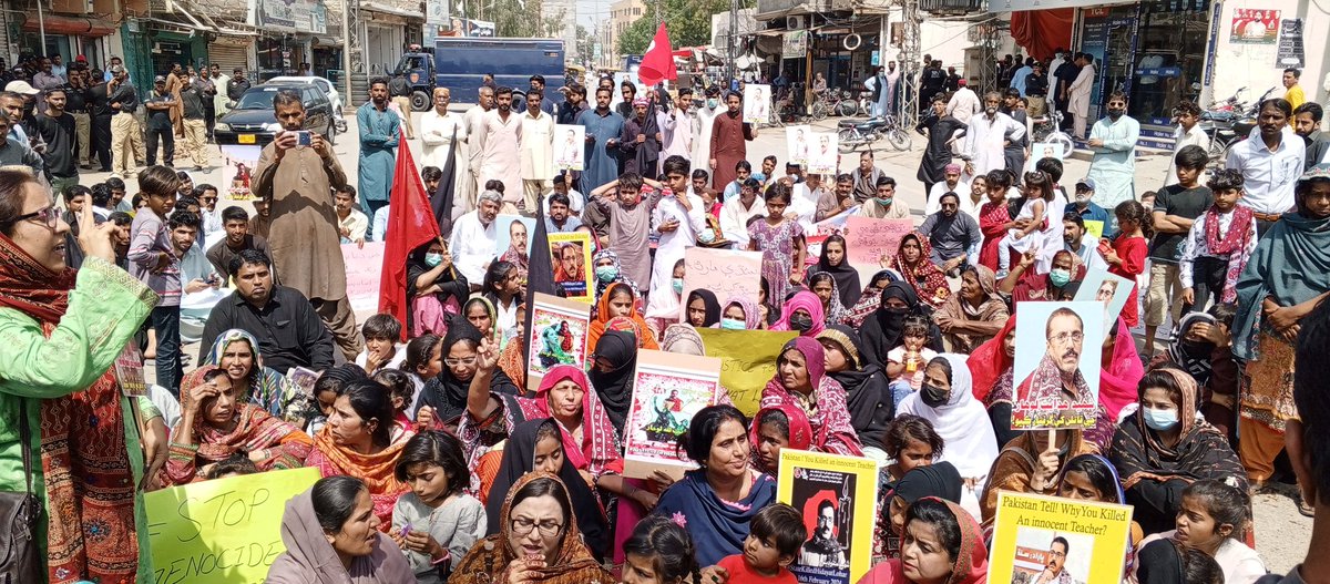 شھید استاد ھدايت لوھار کے قتل کی انصاف کے سلسلے میں لاڑکانہ میں قائم شاہ بخاری سے لیکے پریس کلب تک پر امن احتجاجی ریلی کے مناظر. جو بعد میں لاڑکانہ مارکیٹ تھانہ کے ایس ایچ او سعید بجارانی نے لاٹھی چارج، اینٹیں اور شیلنگ کروا کے میدان جنگ کر دیا.
#JusticeForHidayatLohar
<a href="/VmpSindh7/">Voice for Missing Person of Sindh-VMPS</a>