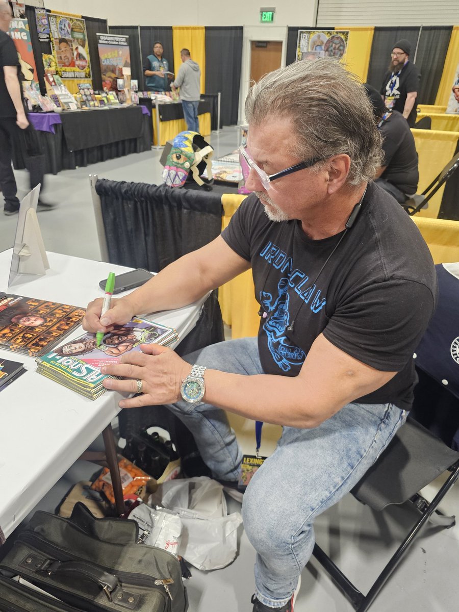 BrokenIconComic's tweet photo. We still have autographed copies of @TheRealAlSnow comics available on our website. Free stickers and magnet for all purchases this weekend! Use the link below...

https://t.co/7k3kAgvvLV https://t.co/DoGa2Z0MAj