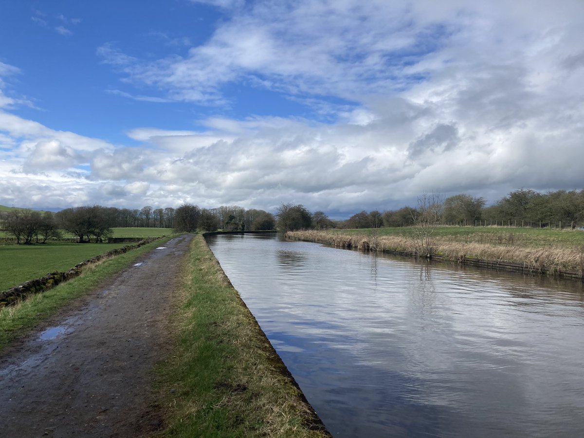 It’s been a gorgeous day for an amble along the Leeds and Liverpool Canal 🤩