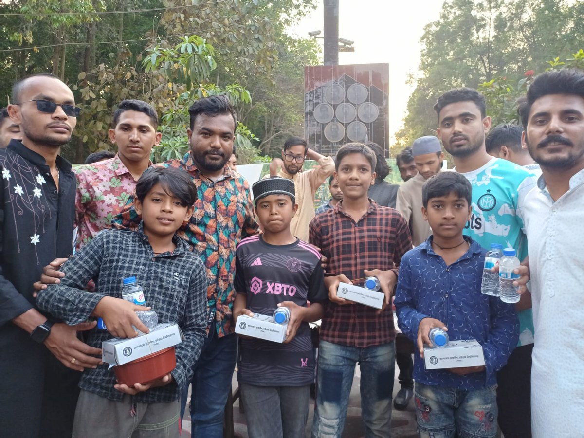 md_elias_CU's tweet photo. #CUBSL has distributed #iftar among more than #500people on the #CU campus, including #general_students, #employees, #street_children, #rickshaw_pullers, and numerous others.

#Ramadan #Iftar #CUBSL #CU #Chattogram https://t.co/mpyN8hPwLo