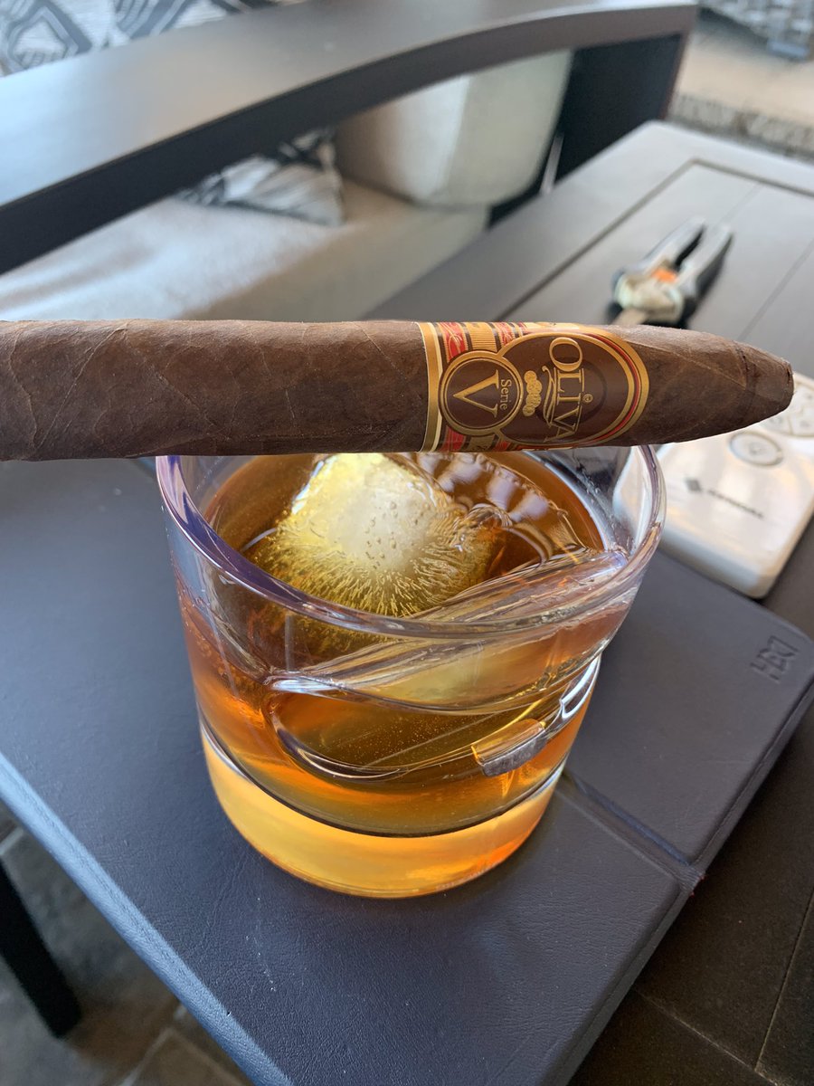 Can’t go wrong with an Oliva. And had a Little Book chaser !!