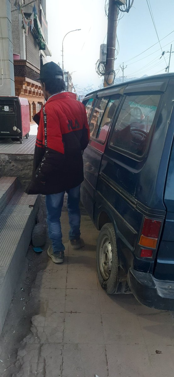 Kazimal8890's tweet photo. I think there is a shortage of parking space in leh. I m seeing vehicles are parked on footpath nowadays.
@santoshsukhdeve 
@LAHDC_LEH 
@DC_Leh_Official 
@lg_ladakh 
@GulistanLadakh_ https://t.co/1ksnIHOG3S