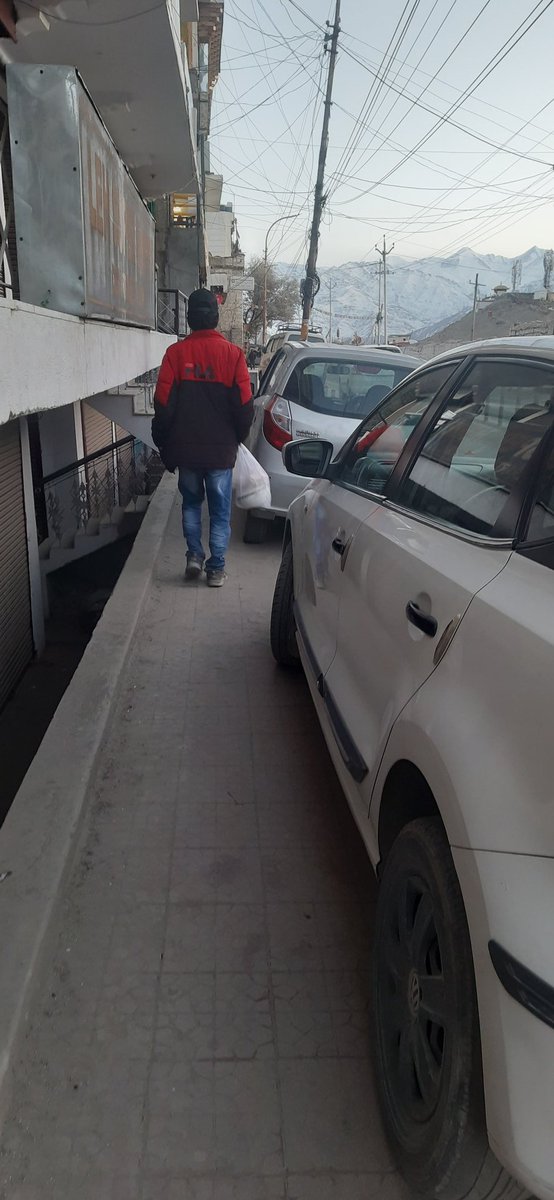 Kazimal8890's tweet photo. I think there is a shortage of parking space in leh. I m seeing vehicles are parked on footpath nowadays.
@santoshsukhdeve 
@LAHDC_LEH 
@DC_Leh_Official 
@lg_ladakh 
@GulistanLadakh_ https://t.co/1ksnIHOG3S