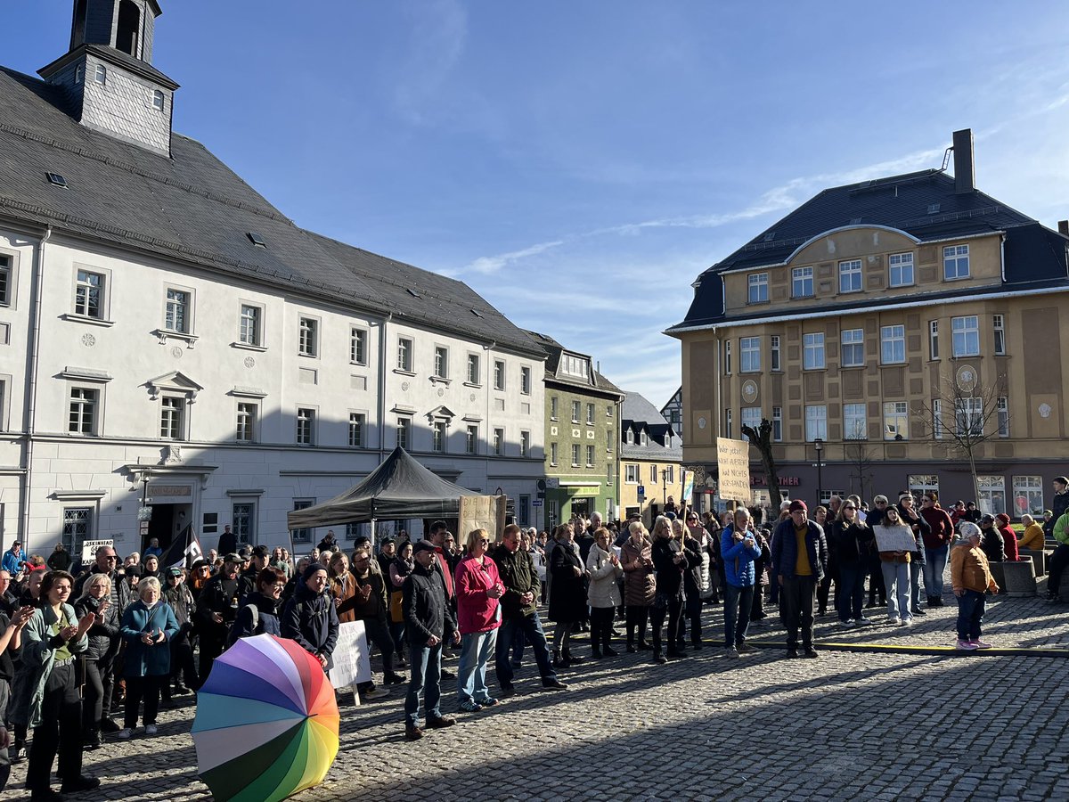 Glück auf aus Stollberg! ⚒️

Hunderte sind gekommen, um für Demokratie und Menschlichkeit zu demonstrieren.

„Wer jetzt nicht aufsteht, hat NICHTS verstanden!“ - Christian Streich

Danke an alle, die gekommen sind. 👏

#Erzgebirge #NieWiederIstJetzt