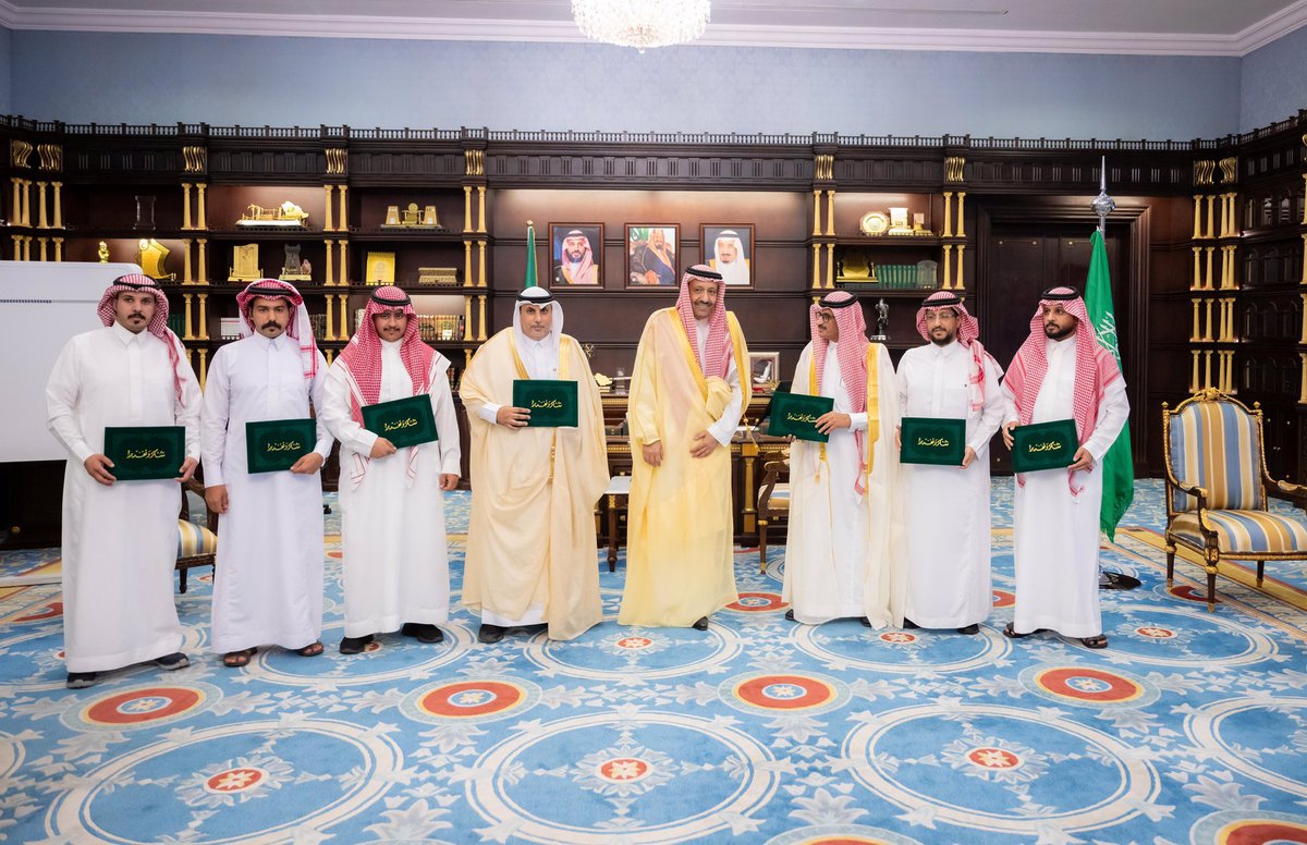 Emara_Albaha's tweet photo. سمو أمير الباحة يتسلم تقرير الأحوال المدنية بالمنطقة للعام 2023. جاء ذلك خلال لقائه بمدير عام الإدارة العامة للأحوال المدنية بالمنطقة، مهنا بن محمد العدواني ، منوهًا سموه بدعم واهتمام القيادة - أيدها الله - بما تحقق من أعمال تطويرية للخدمات المقدمة للمواطنين ، مشيداً بالتطور الكبير الذي يشهده قطاع الأحوال المدنية ، وفي ختام اللقاء كرم سموه عددًا من موظفي الأحوال المدنية نظير جهودهم وتعاونهم مع إمارة المنطقة.