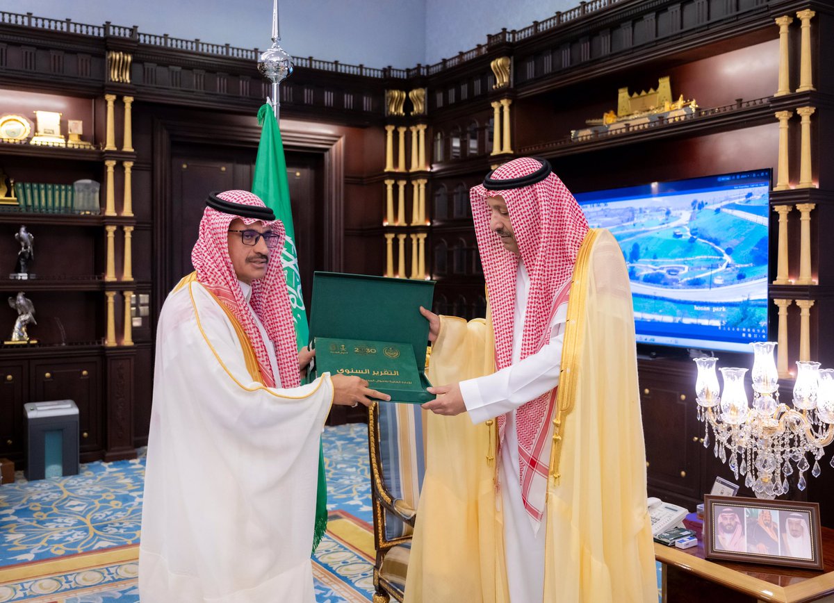 Emara_Albaha's tweet photo. سمو أمير الباحة يتسلم تقرير الأحوال المدنية بالمنطقة للعام 2023. جاء ذلك خلال لقائه بمدير عام الإدارة العامة للأحوال المدنية بالمنطقة، مهنا بن محمد العدواني ، منوهًا سموه بدعم واهتمام القيادة - أيدها الله - بما تحقق من أعمال تطويرية للخدمات المقدمة للمواطنين ، مشيداً بالتطور الكبير الذي يشهده قطاع الأحوال المدنية ، وفي ختام اللقاء كرم سموه عددًا من موظفي الأحوال المدنية نظير جهودهم وتعاونهم مع إمارة المنطقة.